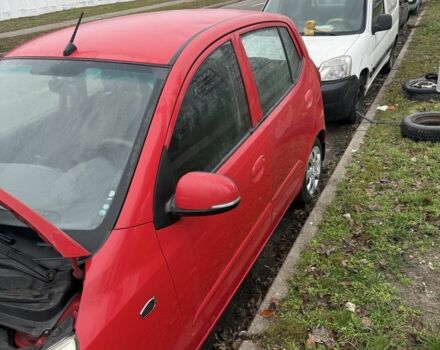 Красный Хендай и10, объемом двигателя 1.1 л и пробегом 200 тыс. км за 3500 $, фото 1 на Automoto.ua