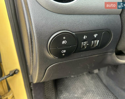 Желтый Хендай и10, объемом двигателя 1.1 л и пробегом 117 тыс. км за 5400 $, фото 4 на Automoto.ua