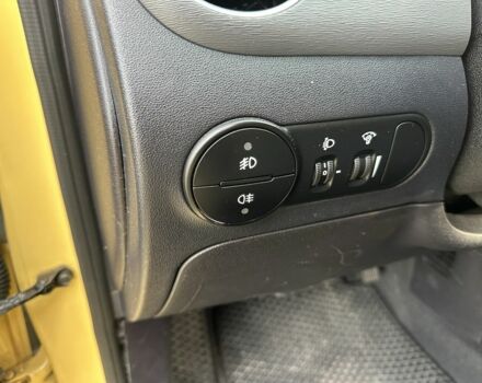 Желтый Хендай и10, объемом двигателя 1.1 л и пробегом 250 тыс. км за 5600 $, фото 11 на Automoto.ua