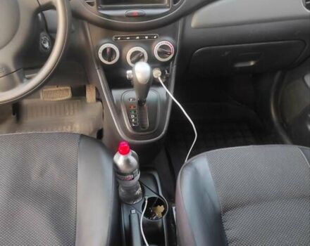 Желтый Хендай и10, объемом двигателя 1.09 л и пробегом 242 тыс. км за 5700 $, фото 8 на Automoto.ua