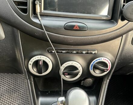 Желтый Хендай и10, объемом двигателя 1.1 л и пробегом 250 тыс. км за 5600 $, фото 6 на Automoto.ua