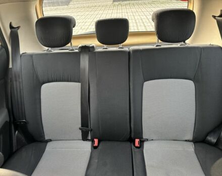 Желтый Хендай и10, объемом двигателя 1.1 л и пробегом 250 тыс. км за 5600 $, фото 12 на Automoto.ua