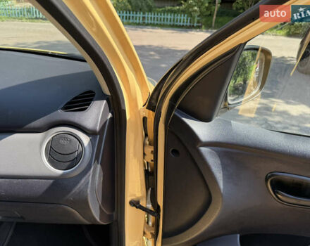 Жовтий Хендай і10, об'ємом двигуна 1.09 л та пробігом 273 тис. км за 4800 $, фото 5 на Automoto.ua