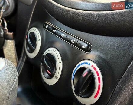 Желтый Хендай и10, объемом двигателя 1.1 л и пробегом 99 тыс. км за 6440 $, фото 20 на Automoto.ua