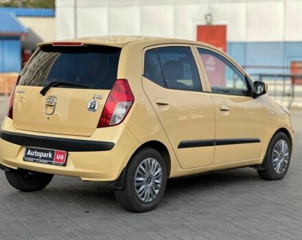 Желтый Хендай и10, объемом двигателя 1.1 л и пробегом 99 тыс. км за 6440 $, фото 4 на Automoto.ua