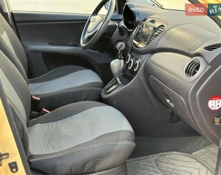 Желтый Хендай и10, объемом двигателя 1.1 л и пробегом 99 тыс. км за 6440 $, фото 18 на Automoto.ua