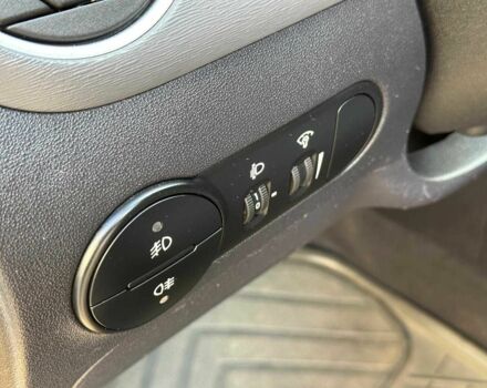 Желтый Хендай и10, объемом двигателя 1.1 л и пробегом 99 тыс. км за 6440 $, фото 10 на Automoto.ua