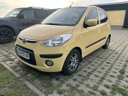 Желтый Хендай и10, объемом двигателя 1.1 л и пробегом 250 тыс. км за 5600 $, фото 1 на Automoto.ua