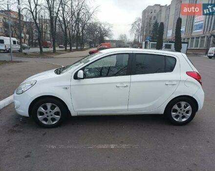 Белый Хендай и20, объемом двигателя 1.4 л и пробегом 175 тыс. км за 5500 $, фото 2 на Automoto.ua