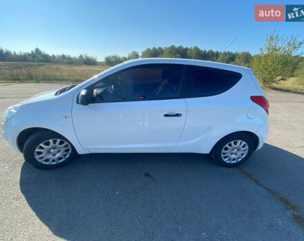 Білий Хендай і20, об'ємом двигуна 1.25 л та пробігом 130 тис. км за 3700 $, фото 3 на Automoto.ua