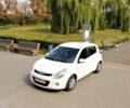 Белый Хендай и20, объемом двигателя 1.2 л и пробегом 218 тыс. км за 4700 $, фото 1 на Automoto.ua