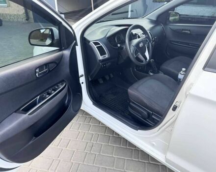 Белый Хендай и20, объемом двигателя 1.4 л и пробегом 175 тыс. км за 4600 $, фото 19 на Automoto.ua