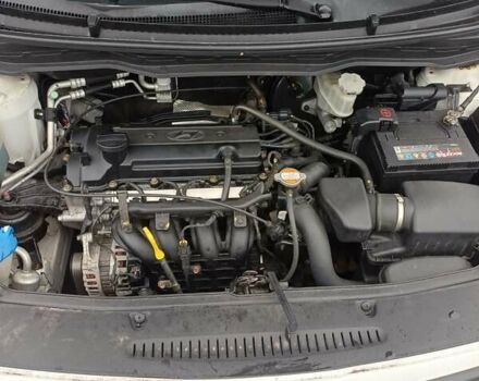 Белый Хендай и20, объемом двигателя 1.25 л и пробегом 148 тыс. км за 5400 $, фото 11 на Automoto.ua