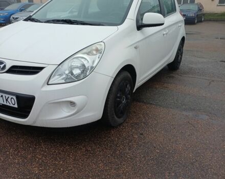 Белый Хендай и20, объемом двигателя 1.2 л и пробегом 148 тыс. км за 5400 $, фото 2 на Automoto.ua