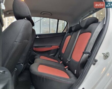 Белый Хендай и20, объемом двигателя 1.4 л и пробегом 128 тыс. км за 7900 $, фото 25 на Automoto.ua