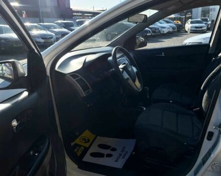 Белый Хендай и20, объемом двигателя 1.2 л и пробегом 242 тыс. км за 4600 $, фото 10 на Automoto.ua