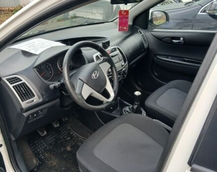 Білий Хендай і20, об'ємом двигуна 1.25 л та пробігом 218 тис. км за 5500 $, фото 5 на Automoto.ua