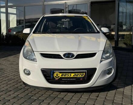 Белый Хендай и20, объемом двигателя 1.2 л и пробегом 242 тыс. км за 4600 $, фото 1 на Automoto.ua