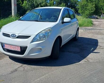 Белый Хендай и20, объемом двигателя 1.2 л и пробегом 147 тыс. км за 5300 $, фото 1 на Automoto.ua