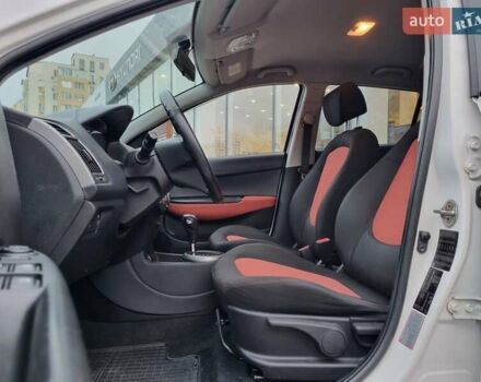Білий Хендай і20, об'ємом двигуна 1.4 л та пробігом 128 тис. км за 8000 $, фото 22 на Automoto.ua