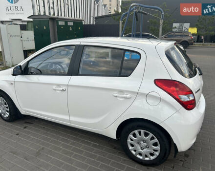 Белый Хендай и20, объемом двигателя 1.4 л и пробегом 93 тыс. км за 8200 $, фото 2 на Automoto.ua