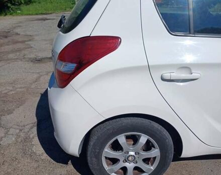 Білий Хендай і20, об'ємом двигуна 1.2 л та пробігом 147 тис. км за 5600 $, фото 5 на Automoto.ua