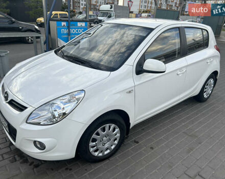 Белый Хендай и20, объемом двигателя 1.4 л и пробегом 93 тыс. км за 8200 $, фото 1 на Automoto.ua