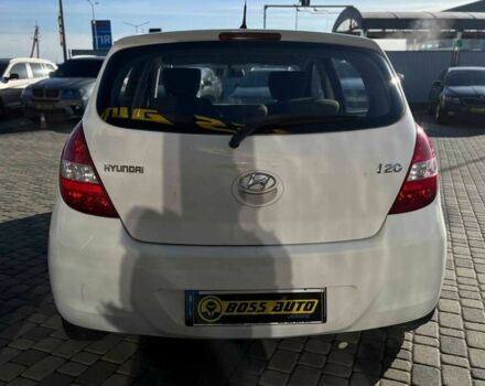 Белый Хендай и20, объемом двигателя 1.2 л и пробегом 242 тыс. км за 4600 $, фото 5 на Automoto.ua