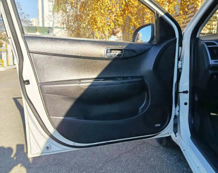 Белый Хендай и20, объемом двигателя 1.4 л и пробегом 194 тыс. км за 8600 $, фото 20 на Automoto.ua