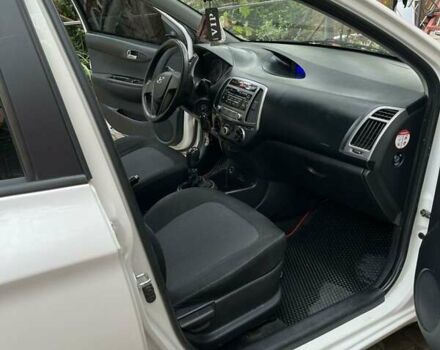 Белый Хендай и20, объемом двигателя 1.12 л и пробегом 202 тыс. км за 5700 $, фото 7 на Automoto.ua