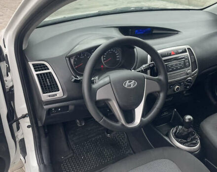 Белый Хендай и20, объемом двигателя 1.25 л и пробегом 143 тыс. км за 5800 $, фото 7 на Automoto.ua
