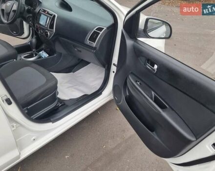 Белый Хендай и20, объемом двигателя 1.4 л и пробегом 125 тыс. км за 7400 $, фото 10 на Automoto.ua