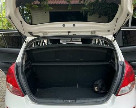 Белый Хендай и20, объемом двигателя 1.12 л и пробегом 202 тыс. км за 5700 $, фото 6 на Automoto.ua