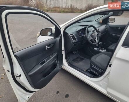 Белый Хендай и20, объемом двигателя 1.4 л и пробегом 125 тыс. км за 7400 $, фото 4 на Automoto.ua