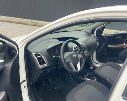 Белый Хендай и20, объемом двигателя 1.25 л и пробегом 143 тыс. км за 5800 $, фото 10 на Automoto.ua