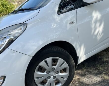 Белый Хендай и20, объемом двигателя 1.1 л и пробегом 2 тыс. км за 5600 $, фото 4 на Automoto.ua