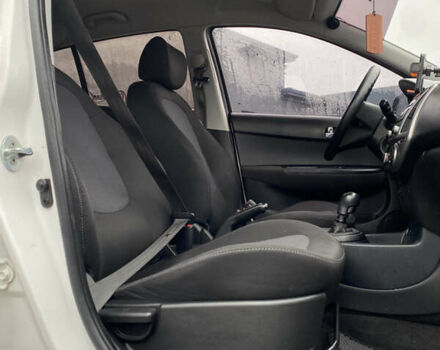 Білий Хендай і20, об'ємом двигуна 1.12 л та пробігом 260 тис. км за 5900 $, фото 33 на Automoto.ua