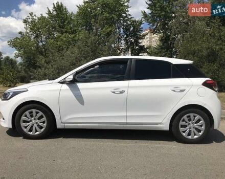 Белый Хендай и20, объемом двигателя 1.1 л и пробегом 120 тыс. км за 8400 $, фото 7 на Automoto.ua