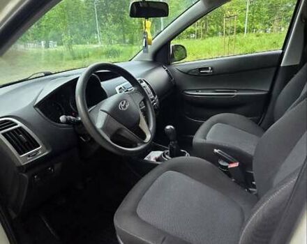 Белый Хендай и20, объемом двигателя 1.4 л и пробегом 60 тыс. км за 7400 $, фото 5 на Automoto.ua