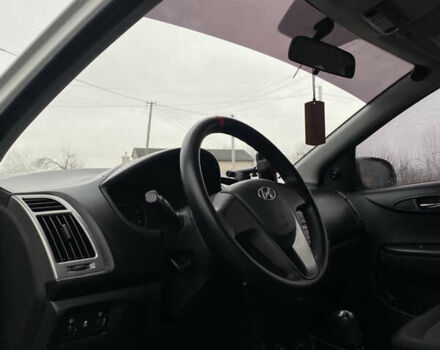 Білий Хендай і20, об'ємом двигуна 1.12 л та пробігом 260 тис. км за 5900 $, фото 27 на Automoto.ua
