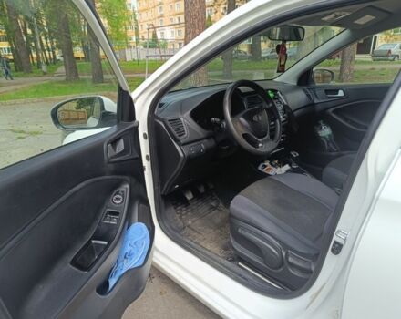 Белый Хендай и20, объемом двигателя 1.1 л и пробегом 232 тыс. км за 7500 $, фото 5 на Automoto.ua