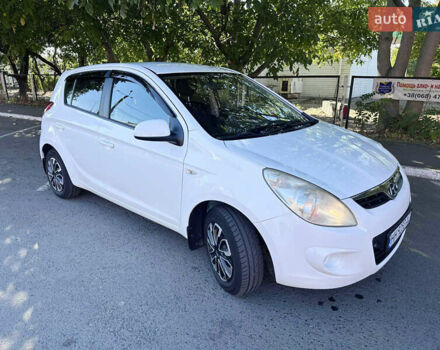 Белый Хендай и20, объемом двигателя 1.4 л и пробегом 175 тыс. км за 4600 $, фото 1 на Automoto.ua