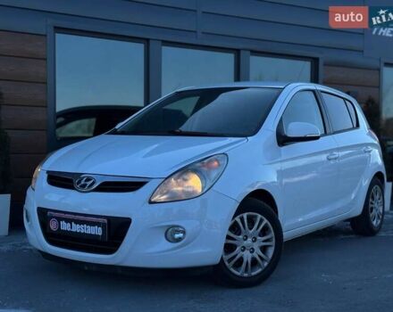 Белый Хендай и20, объемом двигателя 1.2 л и пробегом 176 тыс. км за 4600 $, фото 1 на Automoto.ua