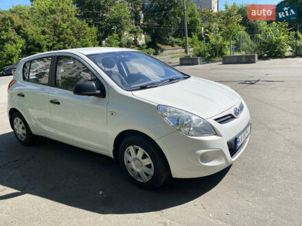 Хендай и20 2011 в Киеве на Automoto.ua Белый Хендай и20, объемом двигателя 1.25 л и пробегом 200 тыс. км за 5000 $, фото 1 на Automoto.ua
