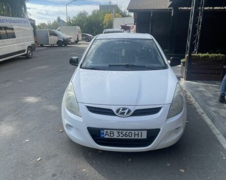 Белый Хендай и20, объемом двигателя 1.2 л и пробегом 250 тыс. км за 3206 $, фото 1 на Automoto.ua