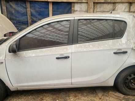 Белый Хендай и20, объемом двигателя 1.1 л и пробегом 170 тыс. км за 1800 $, фото 1 на Automoto.ua