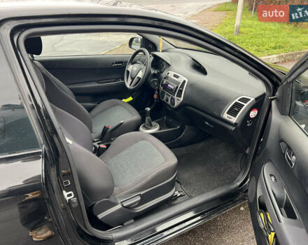 Черный Хендай и20, объемом двигателя 1.25 л и пробегом 165 тыс. км за 5100 $, фото 6 на Automoto.ua