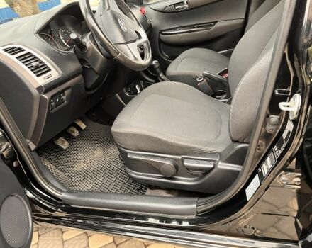 Черный Хендай и20, объемом двигателя 1.2 л и пробегом 184 тыс. км за 5000 $, фото 10 на Automoto.ua