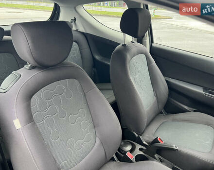 Черный Хендай и20, объемом двигателя 1.25 л и пробегом 165 тыс. км за 5100 $, фото 7 на Automoto.ua