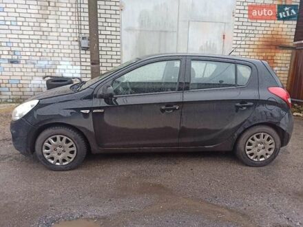 Черный Хендай и20, объемом двигателя 1.2 л и пробегом 190 тыс. км за 3999 $, фото 1 на Automoto.ua